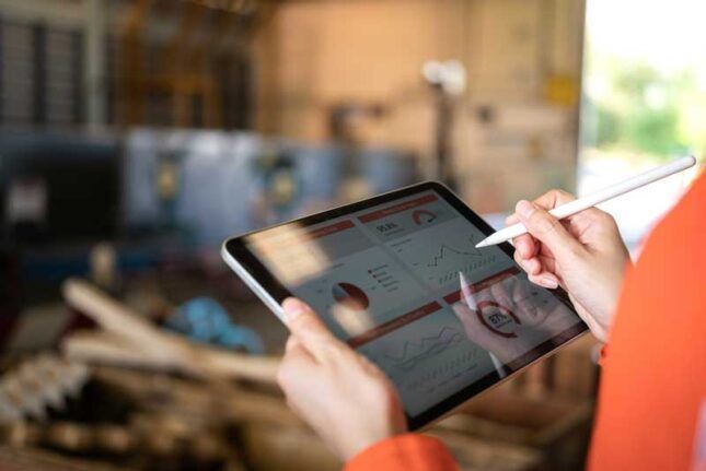 A business owner reviews real-time data for the drivers’ fleet.