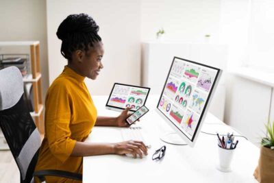 A business owner reviews the difference data between a business gas card and a fleet fuel card on her desktop.
